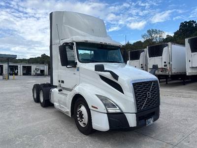 Volvo VNL64300 Day Cab Truck - 405HP, 12 Speed Automatic