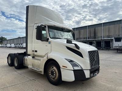 Volvo VNL64300 Day Cab Truck - 405HP, 12 Speed Automatic