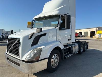 Volvo VNL64300 Day Cab Truck - 405HP, 12 Speed Automatic