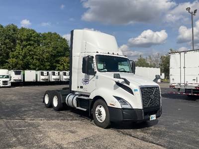 Volvo VNL64300 Day Cab Truck - 425HP, 12 Speed Automatic