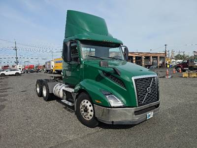 Volvo VNL64300 Day Cab Truck - 425HP, 12 Speed Automatic