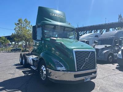 Volvo VNL64300 Day Cab Truck - 425HP, 12 Speed Automatic