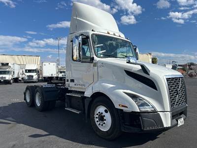 Volvo VNL64300 Day Cab Truck - 455HP, 12 Speed Automatic