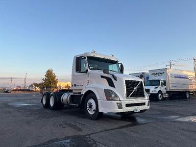 Volvo VNL64300 Day Cab Truck - 455HP, 12 Speed Automatic