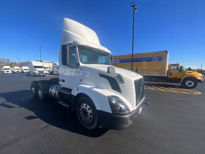 Volvo VNL64300 Day Cab Truck - 425HP, 12 Speed Automatic