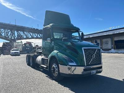 Volvo VNL64300 Day Cab Truck - 425HP, 12 Speed Automatic