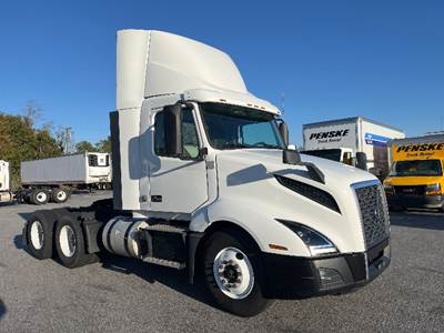 Volvo VNL64300 Day Cab Truck - 455HP, 12 Speed Automatic