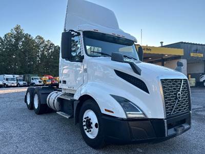 Volvo VNL64300 Day Cab Truck - 425HP, 12 Speed Automatic