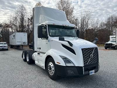 Volvo VNL64300 Day Cab Truck - 405HP, 12 Speed Automatic