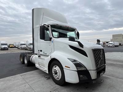 Volvo VNL64300 Day Cab Truck - 455HP, 12 Speed Automatic