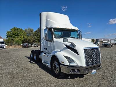 Volvo VNL64300 Day Cab Truck - 435HP, 12 Speed Automatic