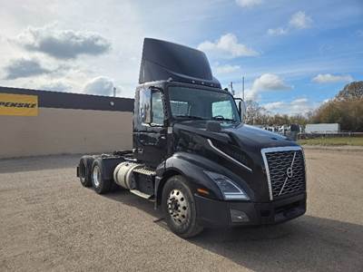 Volvo VNL64300 Day Cab Truck - 425HP, 12 Speed Automatic