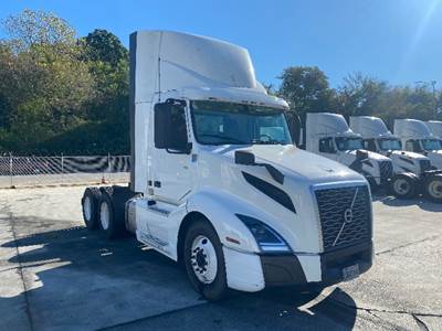 Volvo VNL64300 Day Cab Truck - 405HP, 12 Speed Automatic
