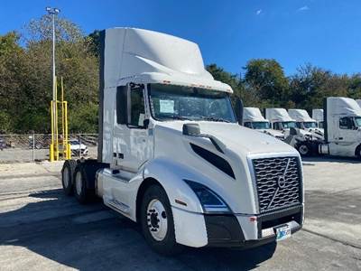 Volvo VNL64300 Day Cab Truck - 405HP, 12 Speed Automatic