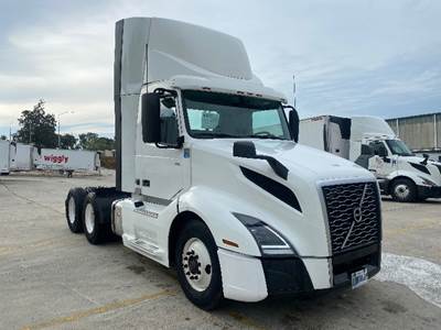 Volvo VNL64300 Day Cab Truck - 405HP, 12 Speed Automatic