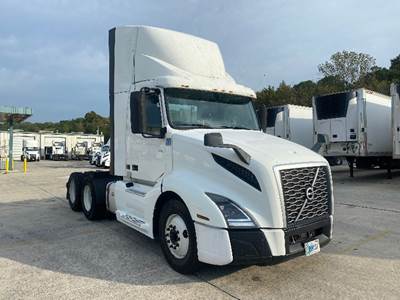 Volvo VNL64300 Day Cab Truck - 405HP, 12 Speed Automatic