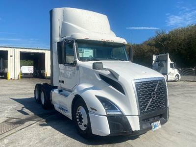 Volvo VNL64300 Day Cab Truck - 405HP, 12 Speed Automatic