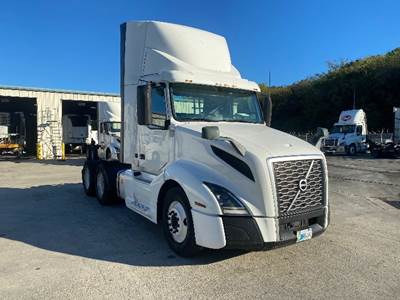 Volvo VNL64300 Day Cab Truck - 405HP, 12 Speed Automatic
