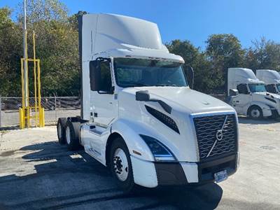 Volvo VNL64300 Day Cab Truck - 405HP, 12 Speed Automatic