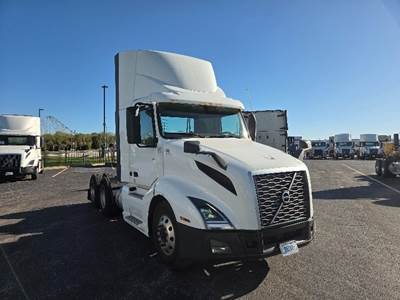Volvo VNL64300 Day Cab Truck - 405HP, 12 Speed Automatic