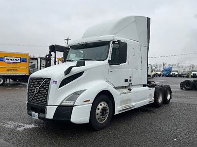Volvo VNL64300 Day Cab Truck - 425HP, 12 Speed Automatic