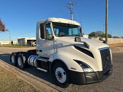 Volvo VNL64300 Day Cab Truck - 425HP, 12 Speed Automatic
