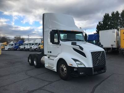 Volvo VNL64300 Day Cab Truck - 405HP, 12 Speed Automatic
