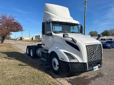 Volvo VNL64300 Day Cab Truck - 425HP, 12 Speed Automatic