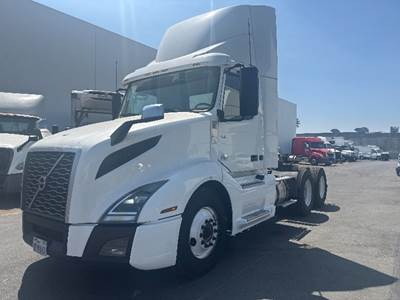 Volvo VNL64300 Day Cab Truck - 425HP, 12 Speed Automatic