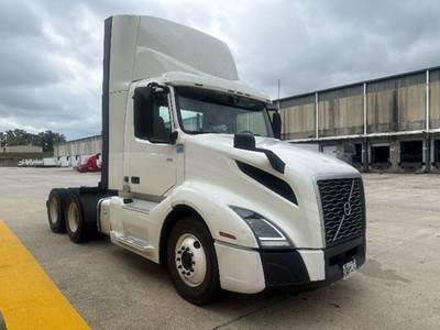 Volvo VNL64300 Day Cab Truck - 405HP, 12 Speed Automatic