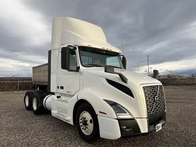 Volvo VNL64300 Day Cab Truck - 455HP, 12 Speed Automatic