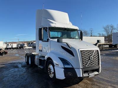 Volvo VNL64300 Day Cab Truck - 405HP, 12 Speed Automatic