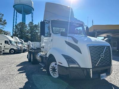 Volvo VNL64300 Day Cab Truck - 425HP, 12 Speed Automatic