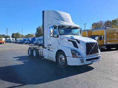 Volvo VNL64300 Day Cab Truck - 425HP, 12 Speed Automatic