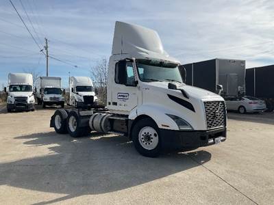 Volvo VNL64300 Day Cab Truck - 425HP, 12 Speed Automatic