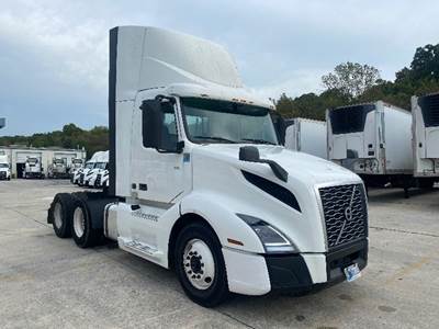 Volvo VNL64300 Day Cab Truck - 405HP, 12 Speed Automatic