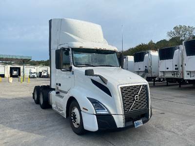 Volvo VNL64300 Day Cab Truck - 405HP, 12 Speed Automatic