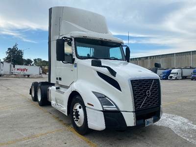 Volvo VNL64300 Day Cab Truck - 405HP, 12 Speed Automatic