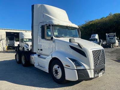 Volvo VNL64300 Day Cab Truck - 405HP, 12 Speed Automatic