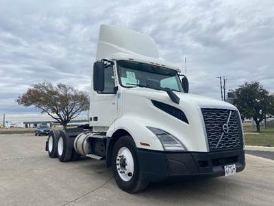 Volvo VNL64300 Day Cab Truck - 425HP, 12 Speed Automatic