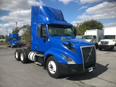 Volvo VNL64300 Day Cab Truck - 455HP, 12 Speed Automatic