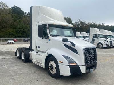Volvo VNL64300 Day Cab Truck - 405HP, 12 Speed Automatic