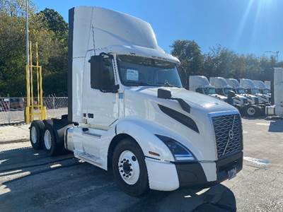 Volvo VNL64300 Day Cab Truck - 405HP, 12 Speed Automatic