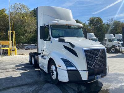 Volvo VNL64300 Day Cab Truck - 405HP, 12 Speed Automatic