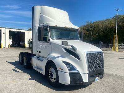 Volvo VNL64300 Day Cab Truck - 405HP, 12 Speed Automatic