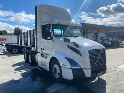 Volvo VNL64300 Day Cab Truck - 405HP, 12 Speed Automatic