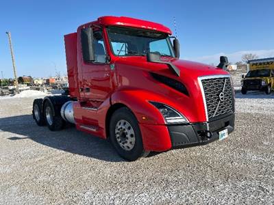 Volvo VNL64300 Day Cab Truck - 455HP, 12 Speed Automatic