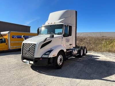 Volvo VNL64300 Day Cab Truck - 425HP, 12 Speed Automatic