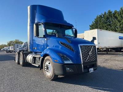 Volvo VNL64300 Day Cab Truck - 425HP, 12 Speed Automatic