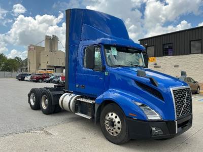 Volvo VNL64300 Day Cab Truck - 455HP, 12 Speed Automatic
